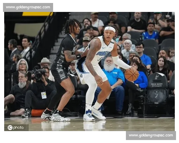 马刺对阵魔术青春碰撞攻防博弈引爆焦点之夜新星对决战术较量赛场风云